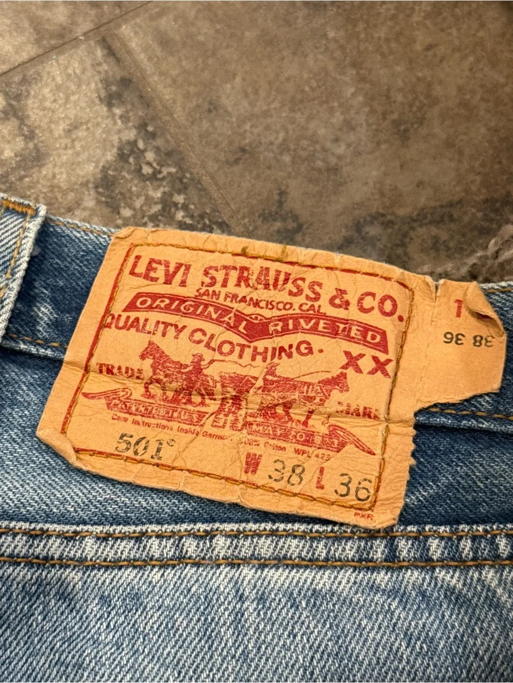 🤍Blue Levi’s 501 Distressed Men’s button fly Jeans W38 L36 made in Dominican